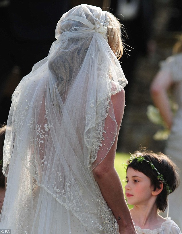 article-2010250-0CD2FD4A00000578-400_634x813