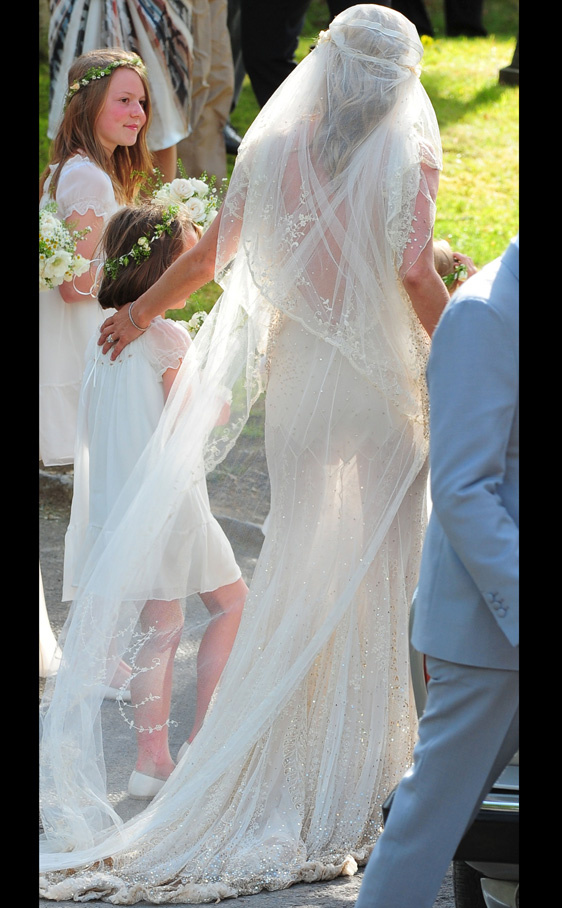 kate_moss_de_camino_al_altar_625839810_562x908